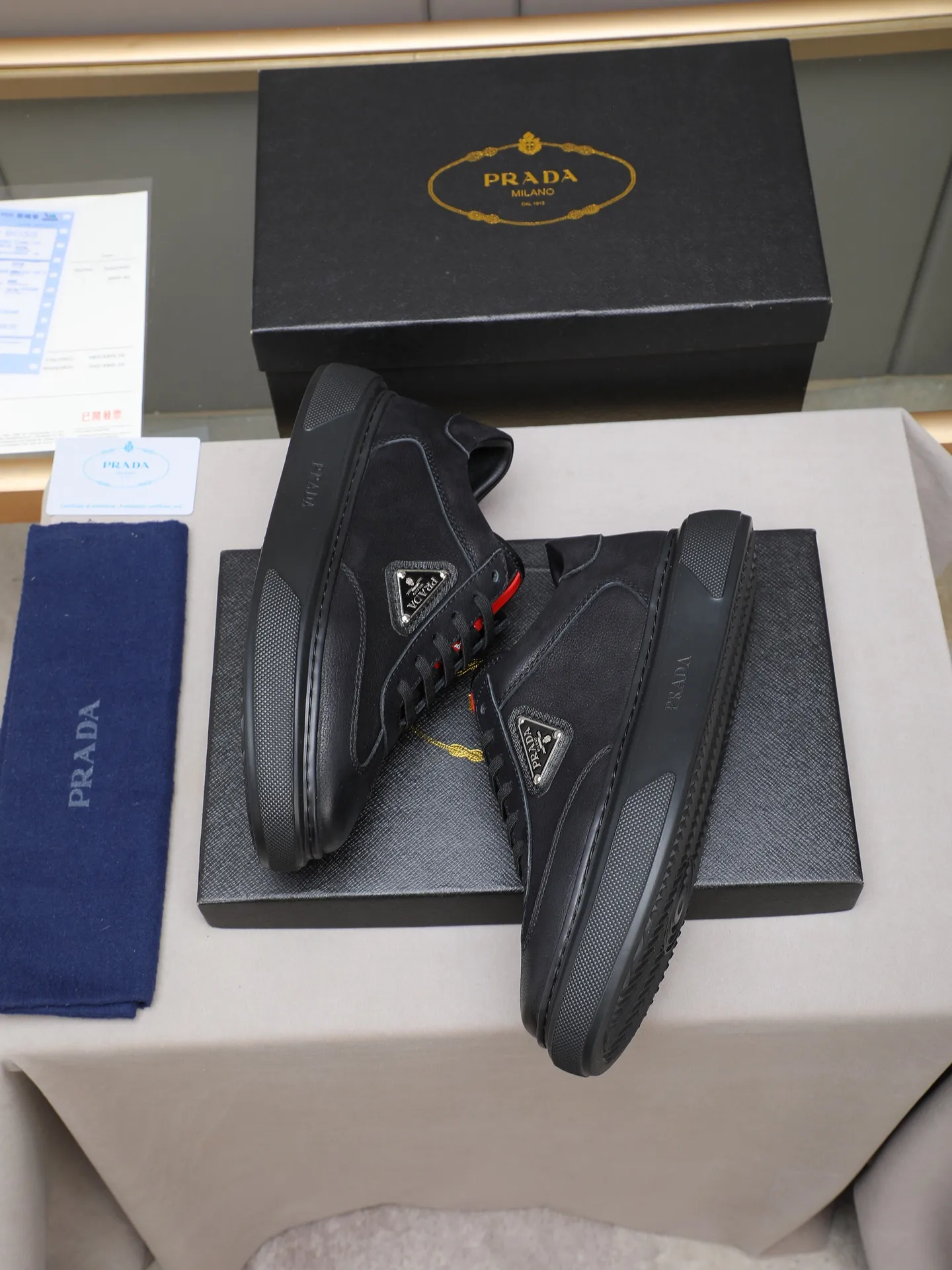 PP460 Prada/Prada men's new casual shoes, this upper is made of imported calfskin + sheep lining! The outside is decorated with the P family's classic metal triangle enamel logo, and the outsole is made of non-slip sports foam ultra-light outsole, which feels good on the feet and is a fashionable and fashionable item!  Size: 38-44 (45 customized)